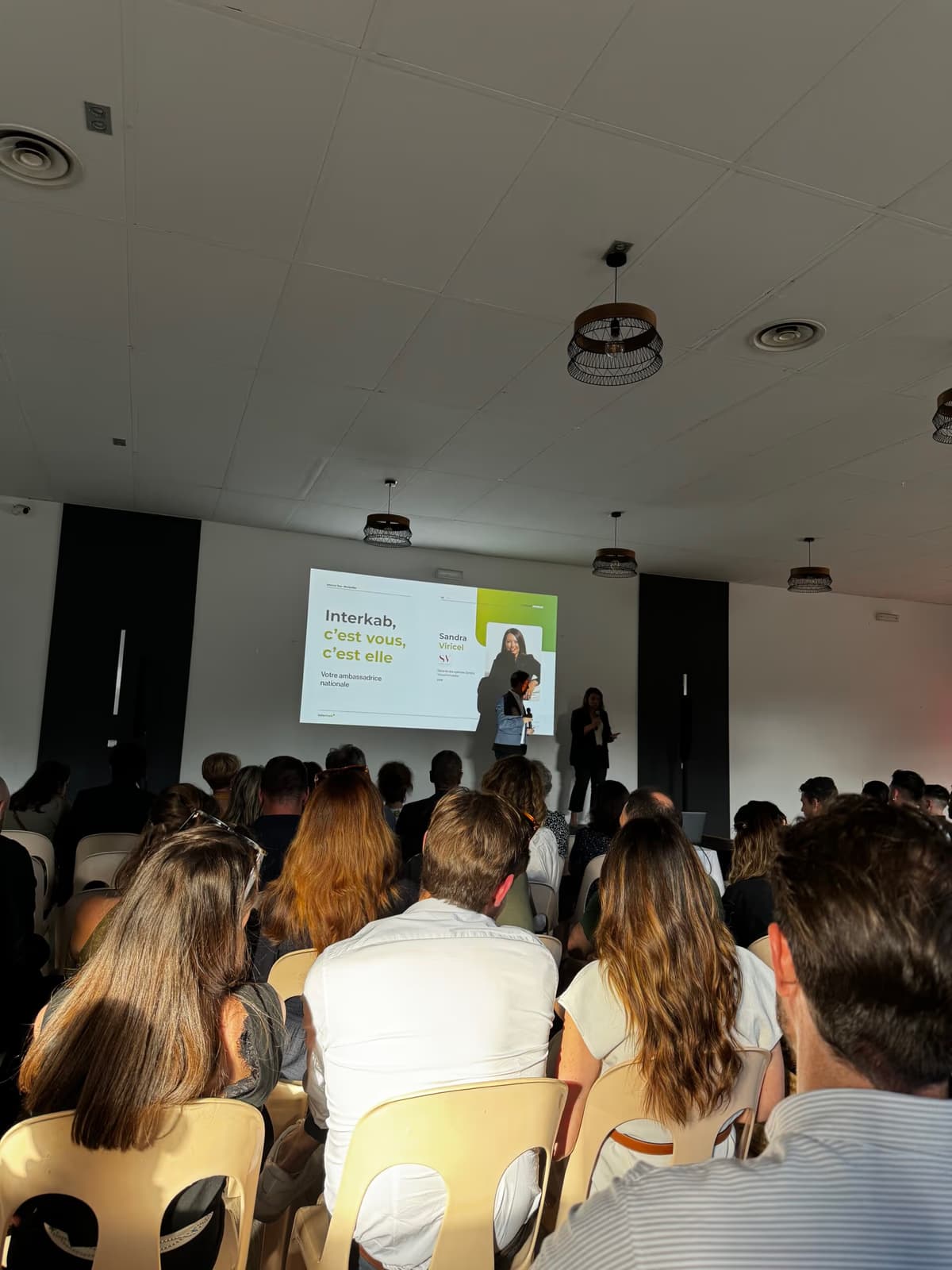 Agences immobilières indépendantes réunies en salle de conférence pour une présentation Interkab