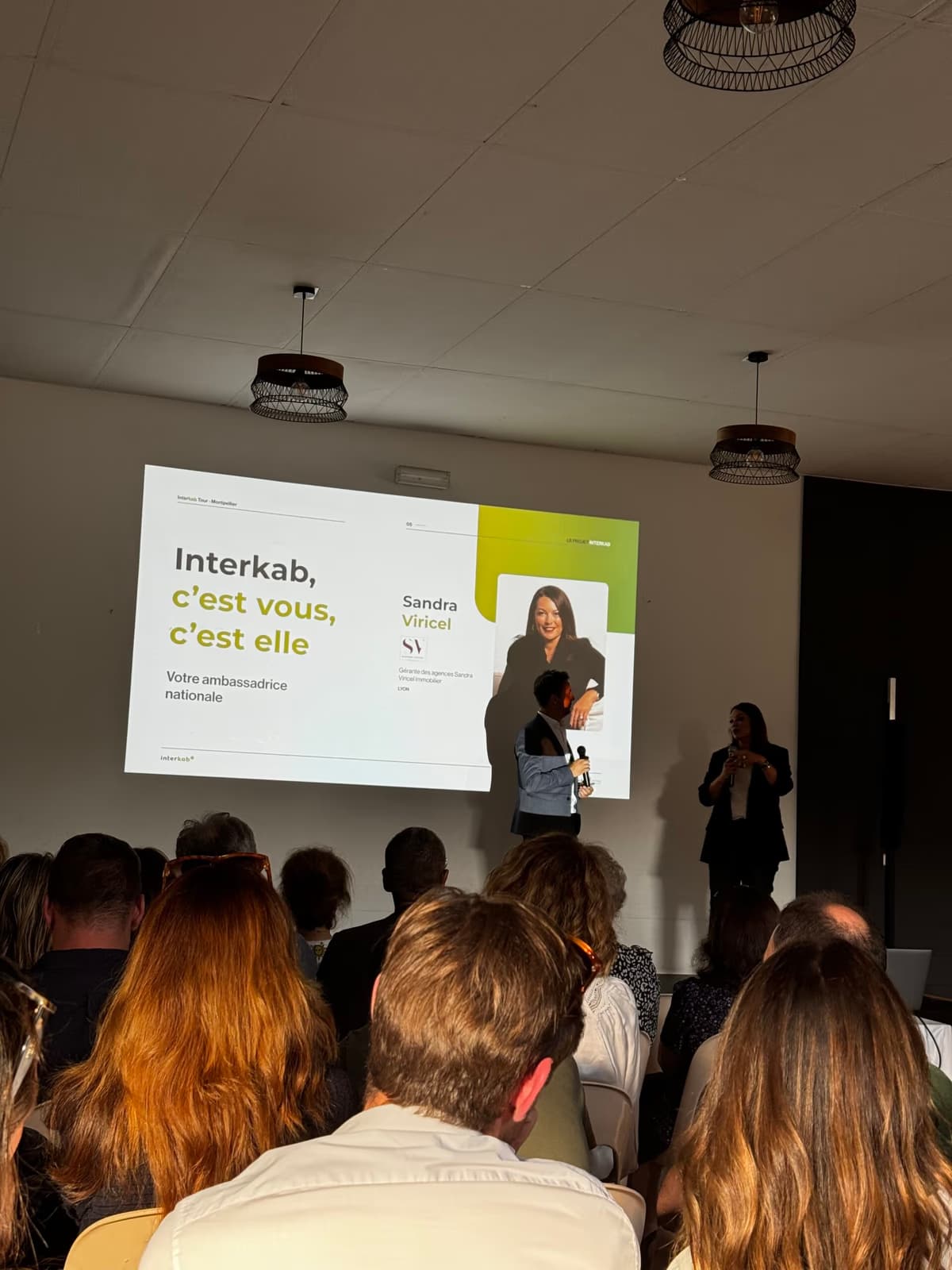 Présentation du réseau Interkab sur scène lors d’une soirée réunissant les agences membres
