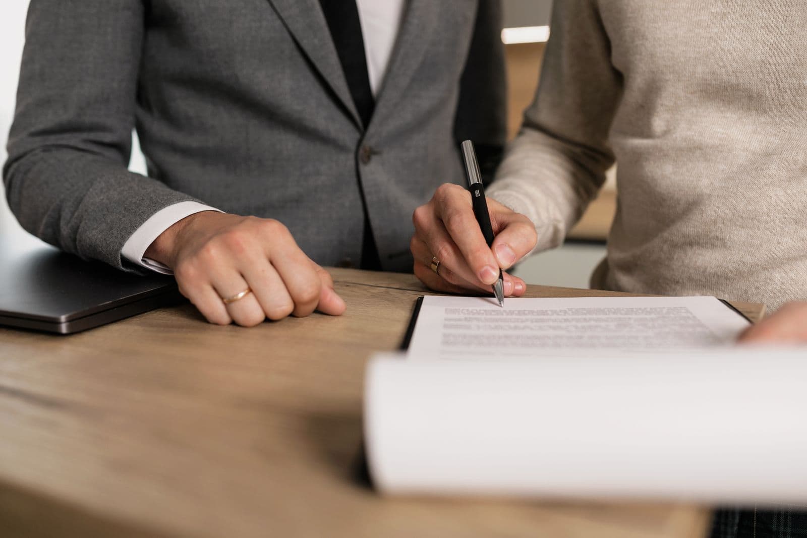 Comment vérifier qu'une agence immobilière est fiable : les 8 contrôles officiels