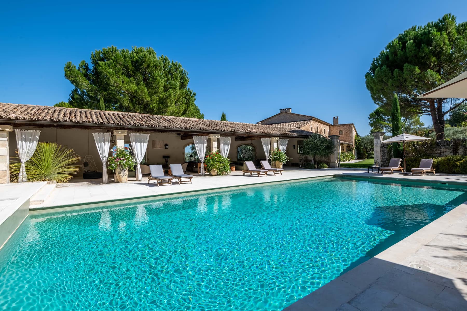 Façade et piscine