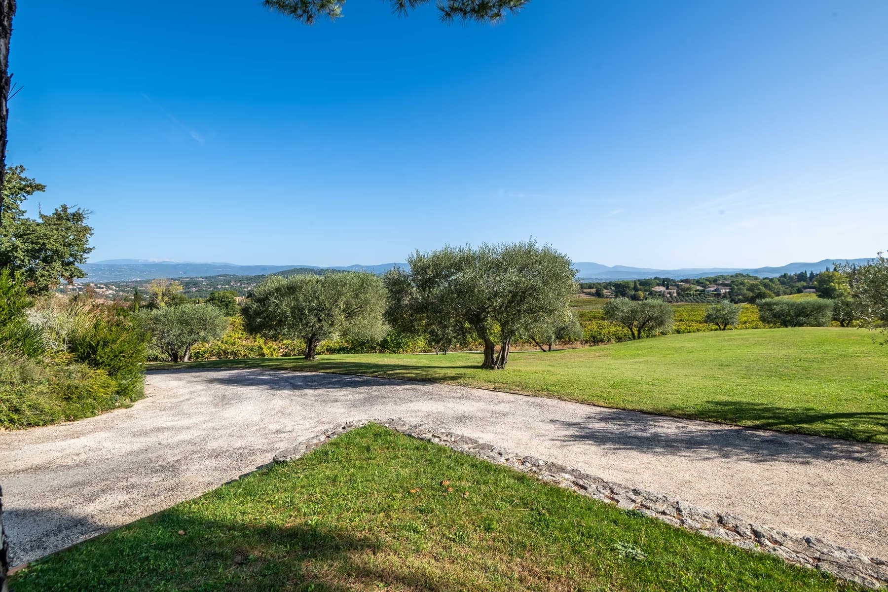 Jardin et vue sur le Luberon