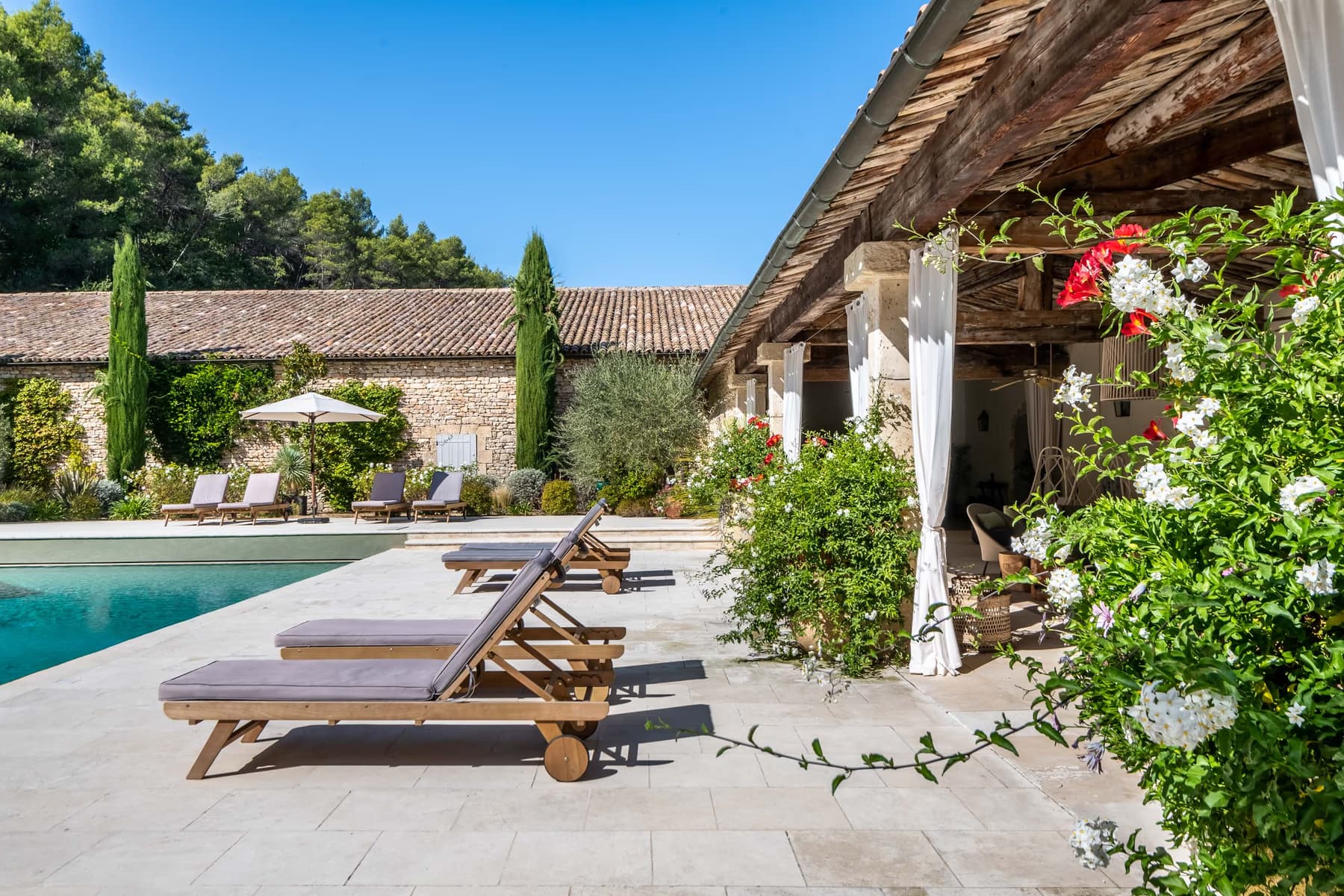 Jardin et piscine chauffée