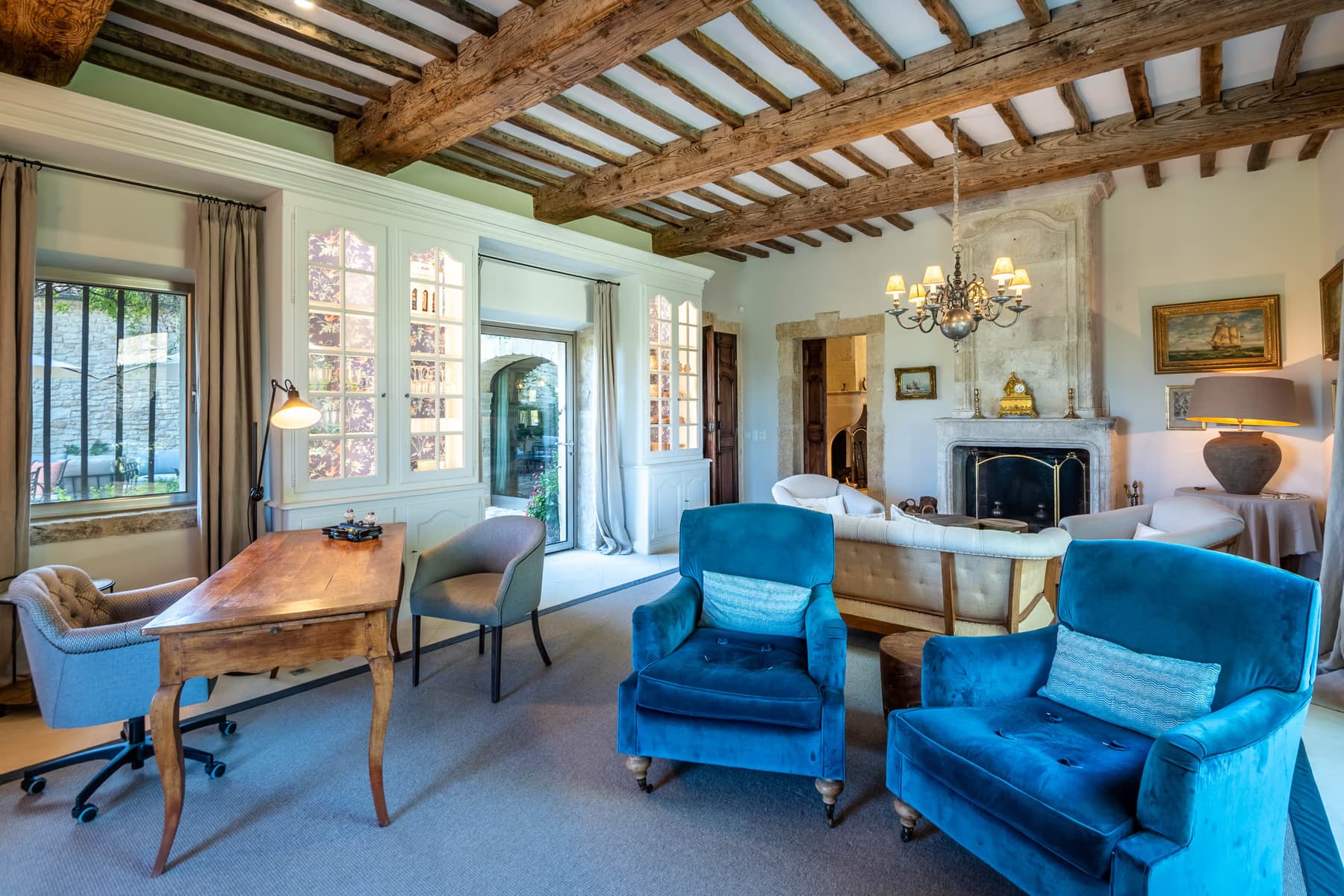 Salon intérieur avec cheminée
