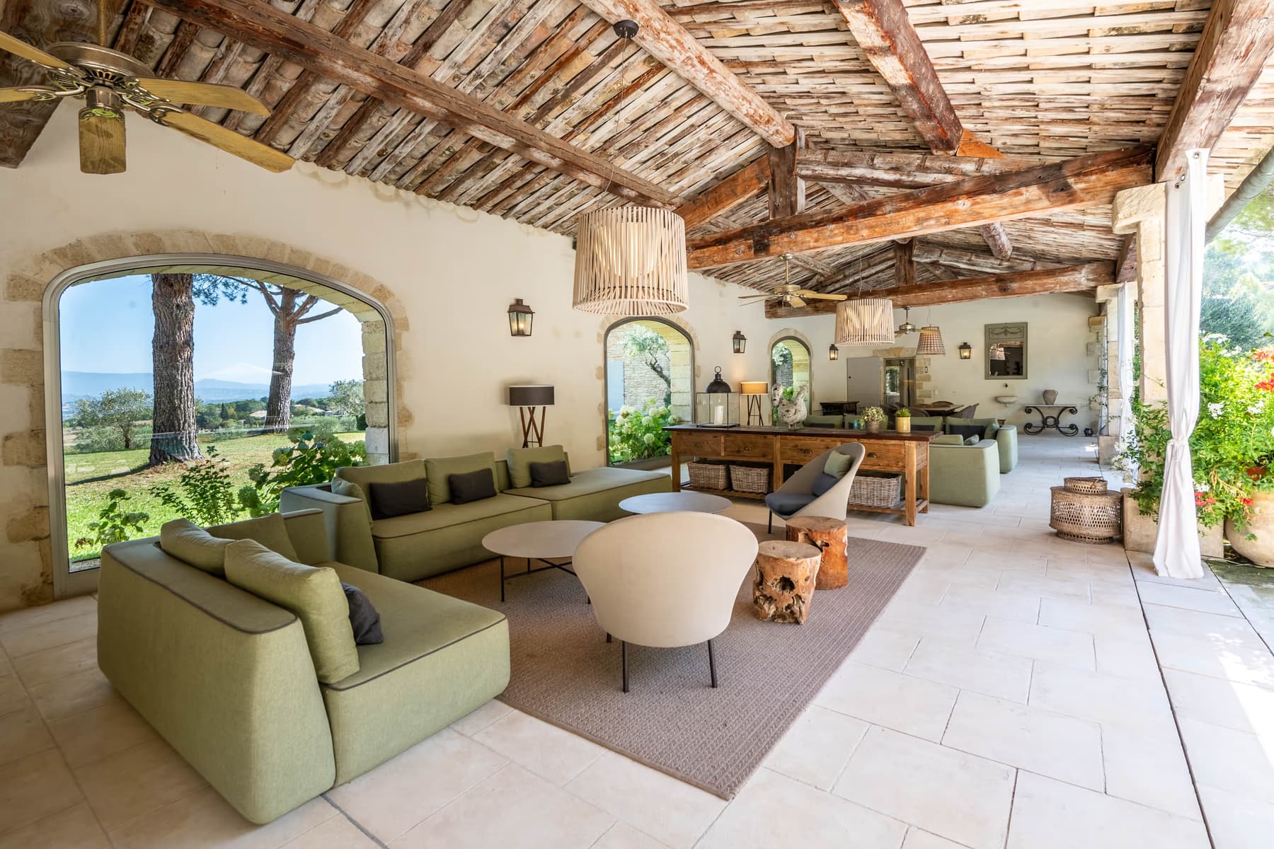 Salon extérieur sous terrasse couverte