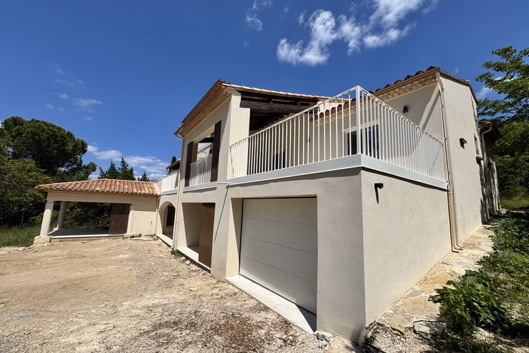 Villa de luxe aux volumes et prestations incroyables sur les hauteurs de Saint-Clément-de-Rivière