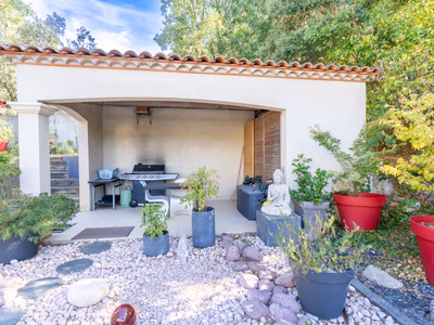 Montferrier-sur-Lez   Maison familiale avec piscine à débordement, au calme et sans vis-à-vis
