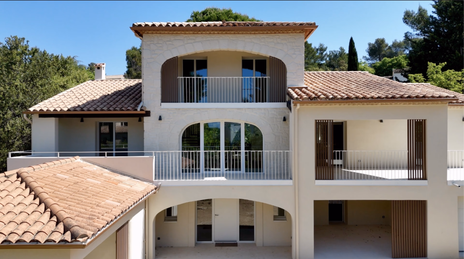 Villa de luxe aux volumes et prestations incroyables sur les hauteurs de Saint-Clément-de-Rivière