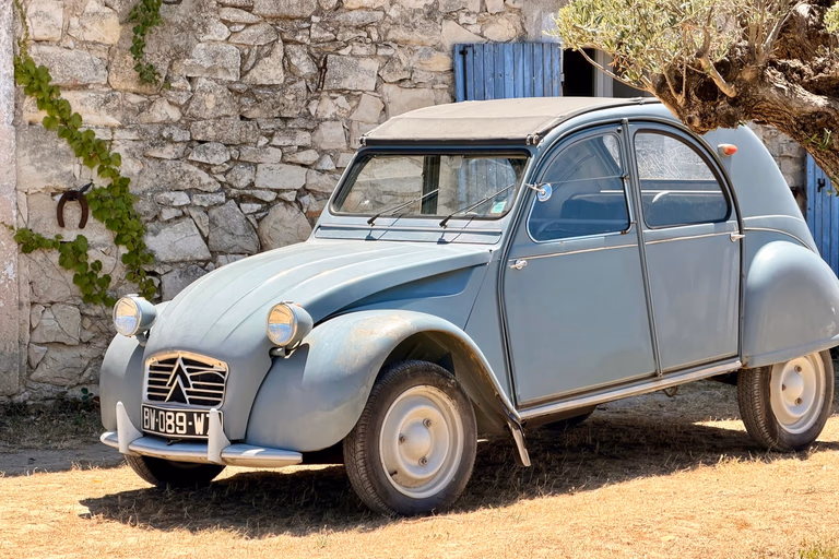 uma 2cv devant le chai