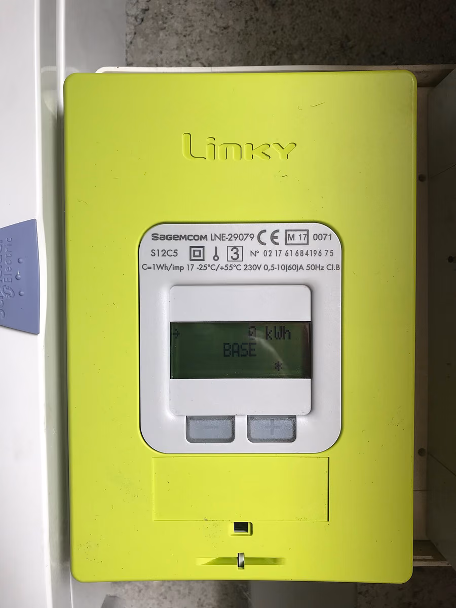 Compteur Linky fraîchement installé dans un logement en France