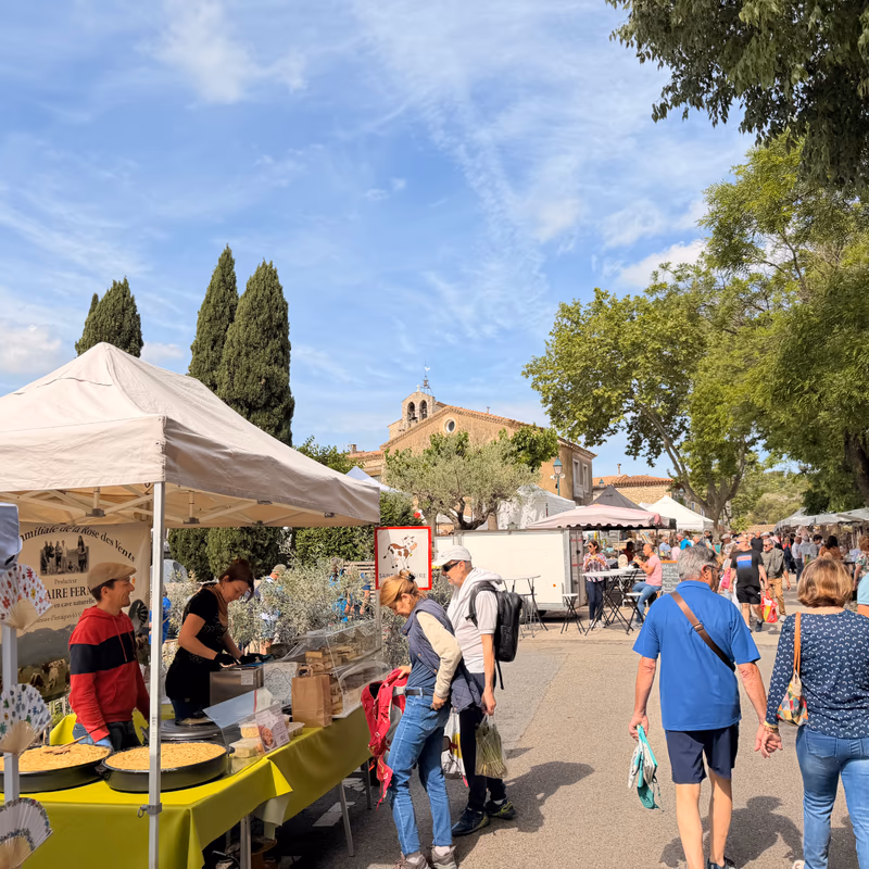Vue d’ensemble du marché aux fleurs avec stands et église