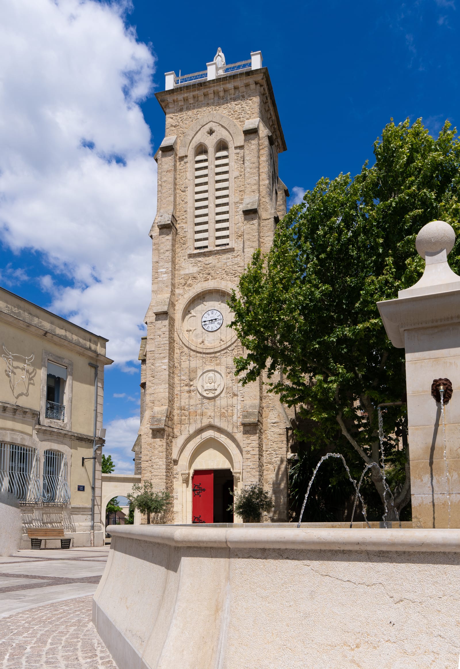 L'église de Pérols et sa fontaine en pierre