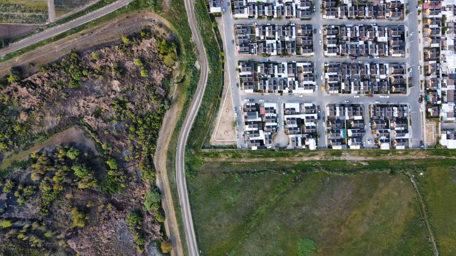 Vue aérienne d'un lotissement en bordure de terrains non bâtis