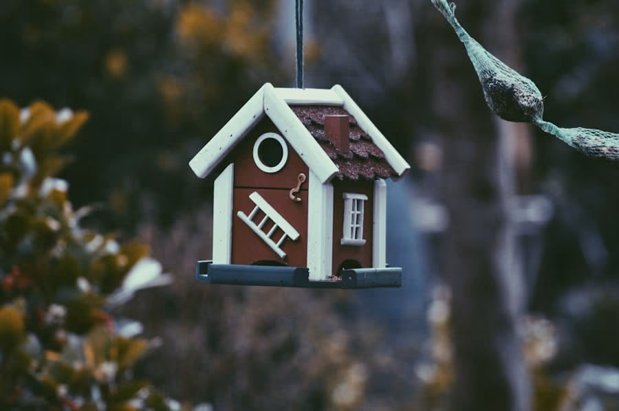 Nichoir rouge sur fond naturel, symbole de l'investissement immobilier en France