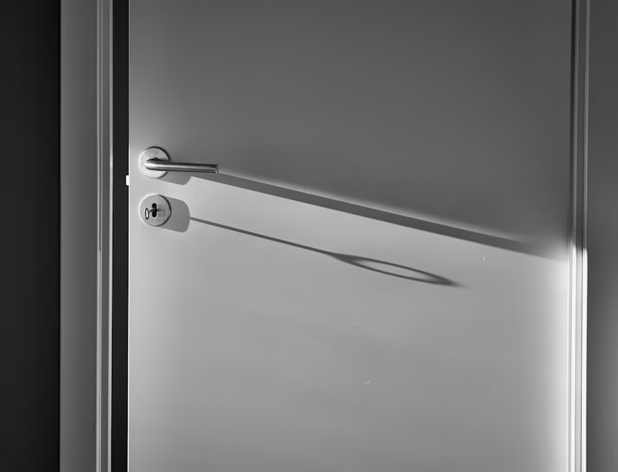 Porte blanche avec poignée métallique, symbole des dispositifs d'aide au crédit immobilier