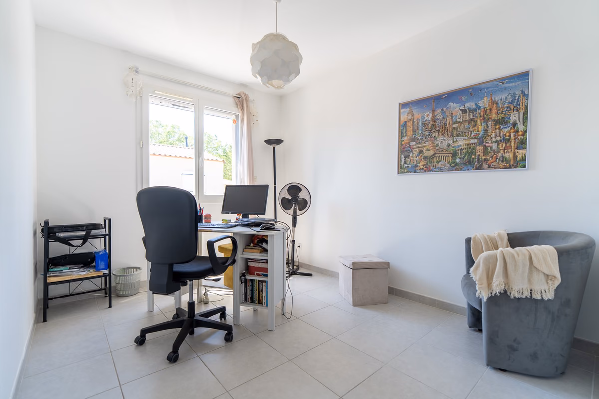 Bureau fermé aménagé pour le télétravail à l'étage de la maison à vendre à Lunel-Viel