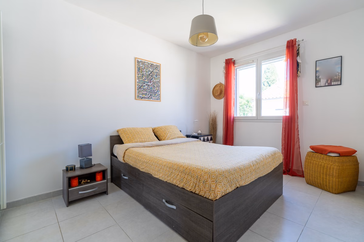 Chambre principale lumineuse à l'étage, maison à vendre à Lunel-Viel