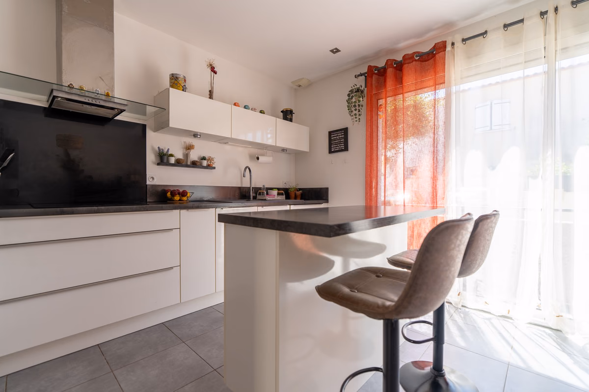 Cuisine ouverte équipée avec plan de travail et bar, maison à vendre à Lunel-Viel