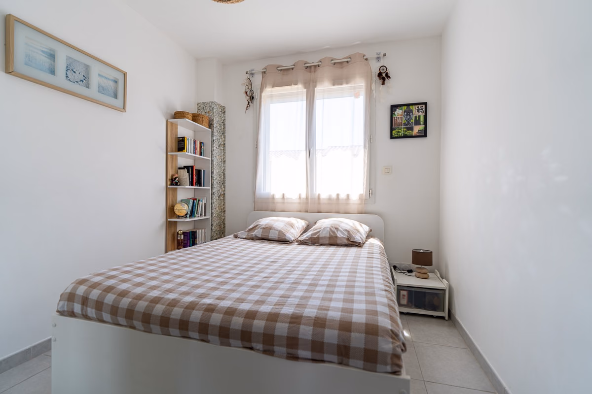 Seconde chambre à l'étage de la maison à vendre à Lunel-Viel