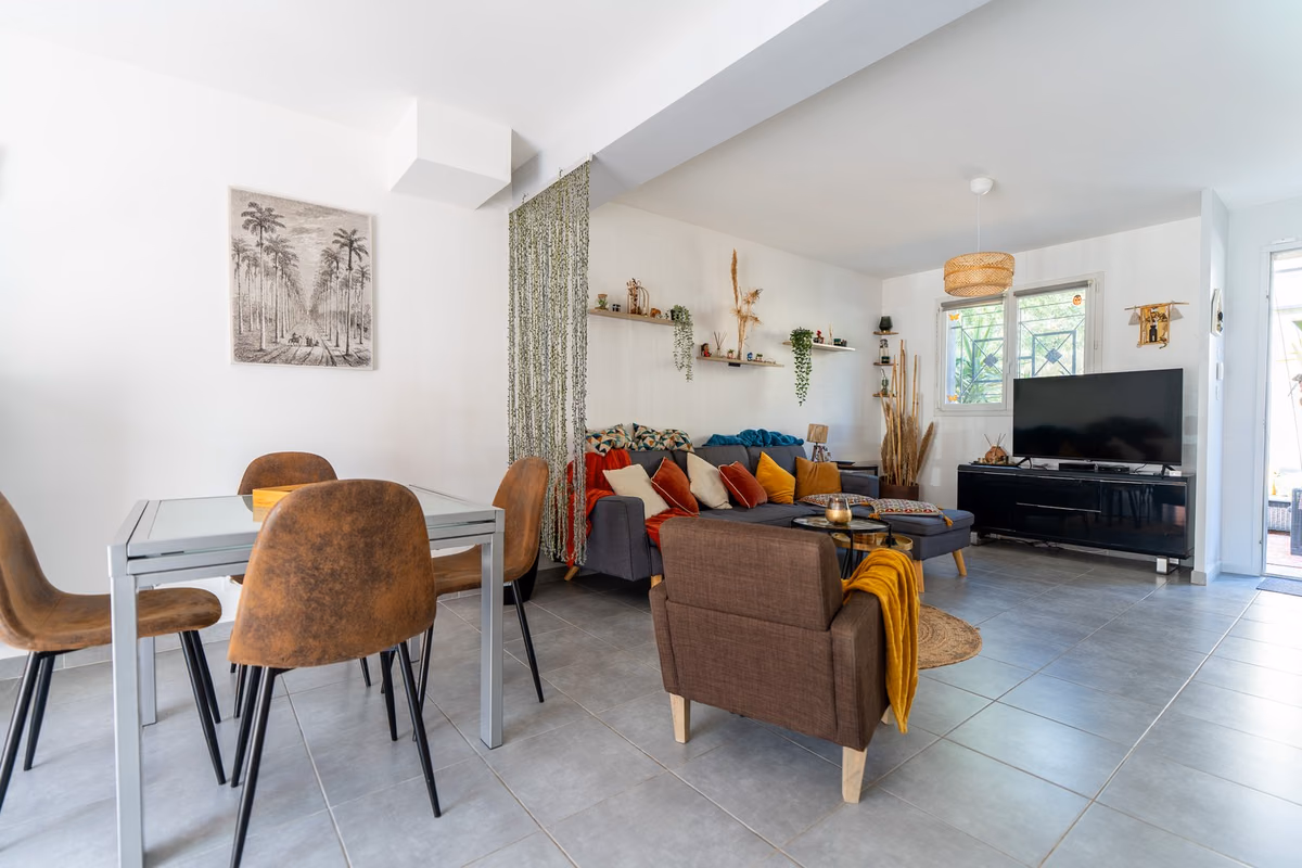 Séjour traversant avec cuisine ouverte et large baie vitrée, maison 4 pièces à vendre à Lunel-Viel