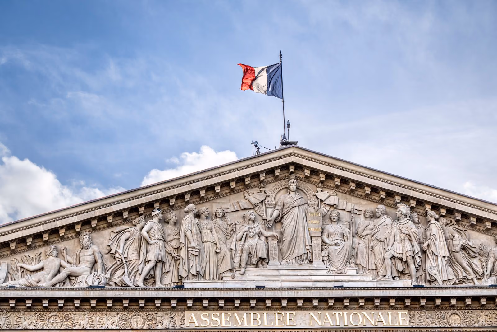 Fronton de l'Assemblée nationale à Paris, avec le drapeau français