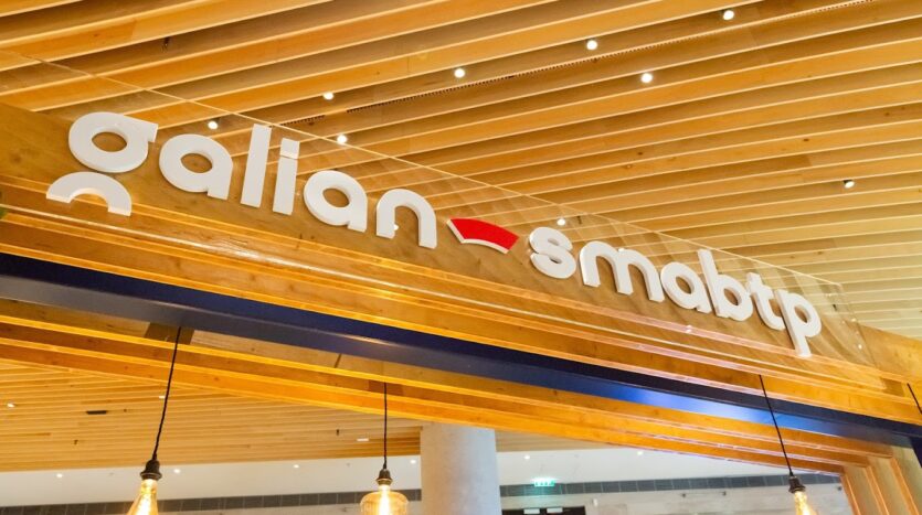 Enseigne bois clair avec logo galian smabtp et suspensions lumineuses modernes.