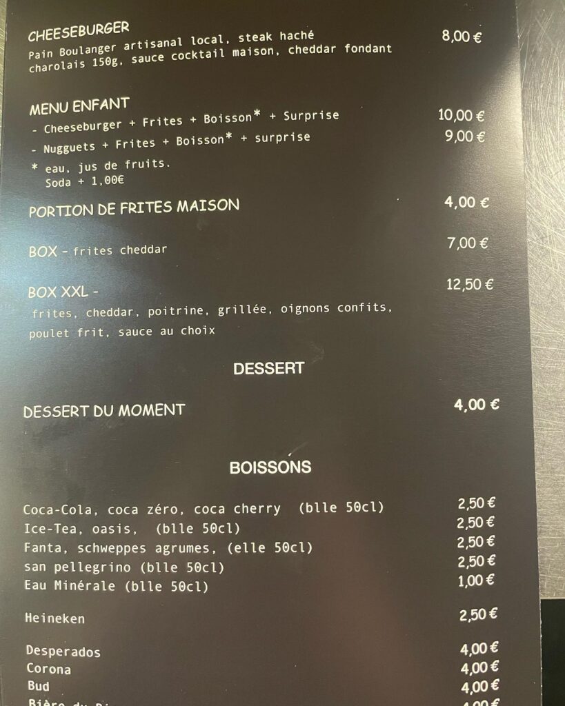 Menu snack avec cheeseburger, menu enfant, frites, boxs, dessert, boissons et bières, prix en euros.