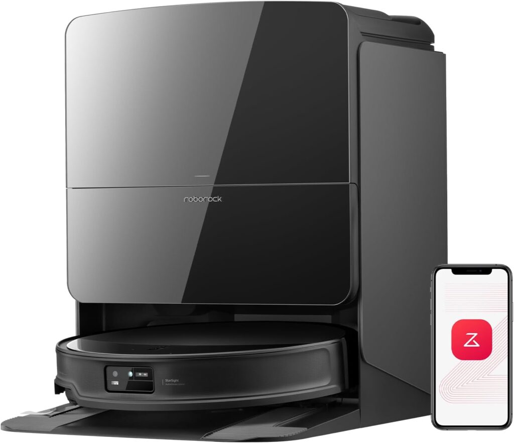 Robot aspirateur Roborock noir avec station de vidage automatique et smartphone affichant l'application de contrôle.