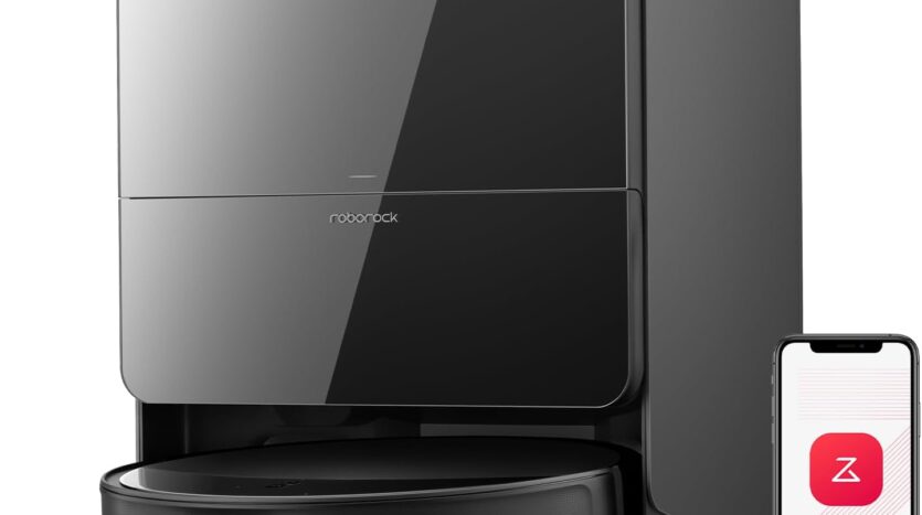 Robot aspirateur Roborock dans sa station de vidage automatique avec smartphone affichant l'application.