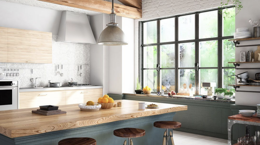 Cuisine lumineuse avec îlot en bois, tabourets, grande fenêtre à cadres noirs et étagères ouvertes.